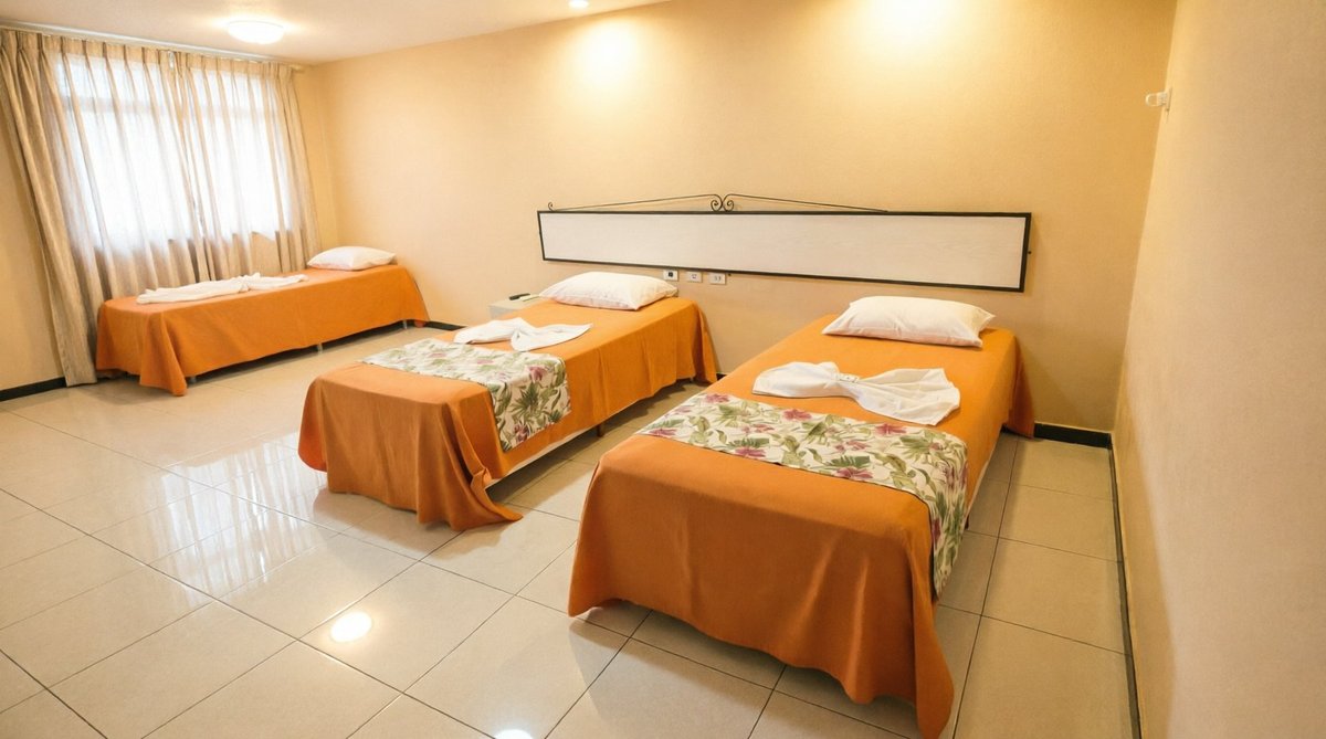 Quarto múltiplo do Hotel Frontal da Serra — três camas individuais, ideal para grupos e famílias